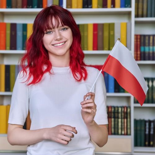 Zagraniczna studentka trzyma flagę Polski i analizuje trudności z czasownikiem stawać się.